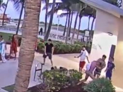 La golpiza quedó garbada en un video que circula en redes sociales. Un testigo que quiso ayudar terminó con un severo golpe en la cabeza y debió ser hospitalizado. TWITTER