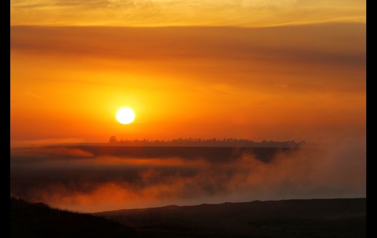 Una capa de niebla recubre un río como consecuencia de la notable bajada de temperaturas con la llegada del otoño, en Johannesburgo, Sudáfrica). EFE / K. Ludbrook