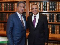 En la imagen el titular de la Segob y Leonel Fernández, funcionario de la OEA. TWITTER / @navarreteprida