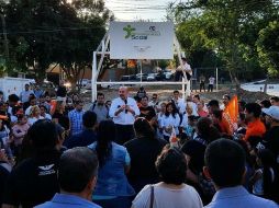 El candidato a la alcaldía tapatía se reunió con vecinos de la colonia El Barro. TWITTER / @DelToroIsmael