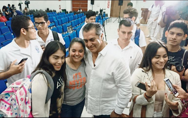 Gira. “El Bronco” presentó sus propuestas ante seguidores. ESPECIAL