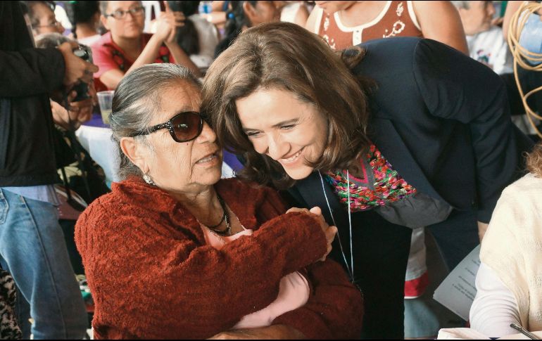 Cercanía. Margarita Zavala está en contacto con mujeres. ESPECIAL