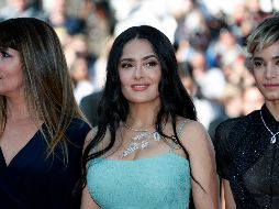 Hayek posó en lo alto de las escaleras del Palacio para una fotografía conjunta del grupo integrado por actrices, productoras, guionistas, directoras, fotógrafas, entre otras profesiones del séptimo arte. EFE / S. Nogier