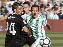 Guardado (D) dejó el campo en el segundo tiempo para dejar su lugar a Boudebouz. EFE/J. M. Vidal