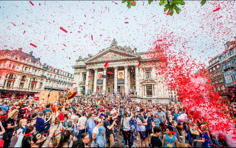 Miles de personas participan en el desfile de Zinneke en Bruselas, capital de Bélgica. EFE / S. Lecocq