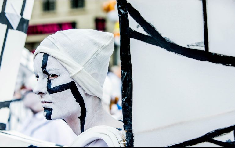 En el desfile se invita a participar a todos los habitantes de la ciudad, la cual cuenta con una gran cantidad de extranjeros. EFE / S. Lecocq
