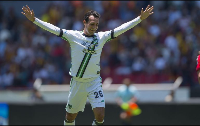 Con la leyenda en las playeras de calentamiento 