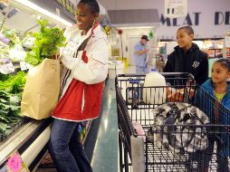 La elevación de las tarifas si Estados Unidos se retira del TLCAN probablemente repercutiría a los consumidores en forma de precios más altos, advierte un estudio. AP/ARCHIVO