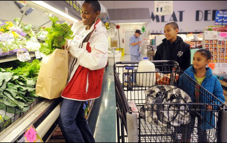 La elevación de las tarifas si Estados Unidos se retira del TLCAN probablemente repercutiría a los consumidores en forma de precios más altos, advierte un estudio. AP/ARCHIVO