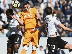 Héctor Herrera (centro) disputó todo el partido con el Porto ante el Guimaraes. AFP