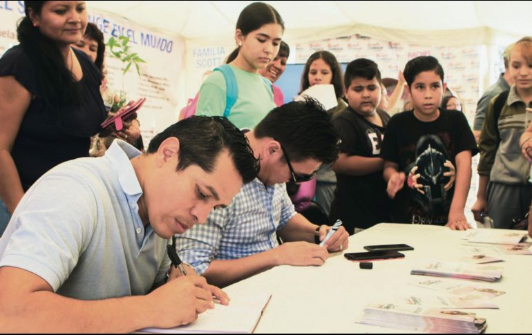 Édgar Sosa y Jorge Arce, ex campeones de boxeo, estuvieron en el festival. EL INFORMADOR/G. Gallo