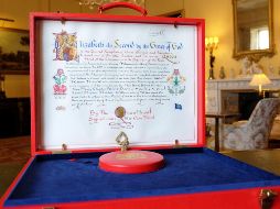 En el extremo superior derecho del documento se alcanza a apreciar la firma de Isabel II. FACEBOOK/The Royal Family