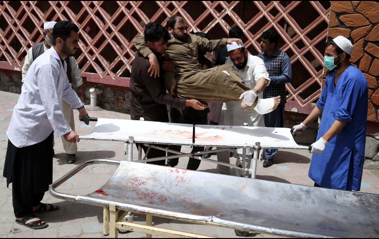 Personal sanitario atiende a uno de los heridos en el asalto, que aún continúa. EFE/G. Habibi