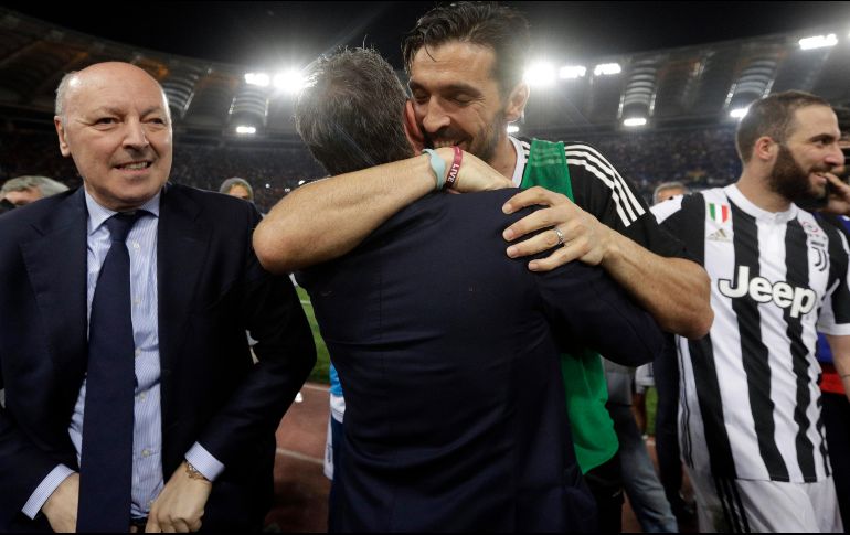 Gianluigi Buffon (D), portero de la Juventus, celebra tras obtener el 