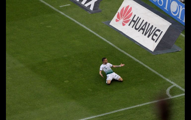 El jugador de Santos Jonathan Rodríguez festeja una anotación ante América, durante el juego de vuelta de las semifinales del torneo mexicano de futbol, en Ciudad de México. Santos sacó un empate a dos y se clasificó a la final. EFE/M. Guzmán