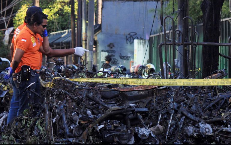 Policías inspeccionan el sitio de una explosión frenta a un templo en Surabaya, Indonesia. Al menos 13 personas murieron y 41 resultaron heridas en atendados contra tres iglesias en la ciudad. EFE/R. Rizky