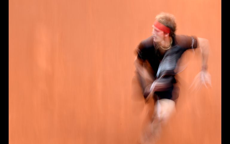 El tenista alemán Alexander Zverev devuelve una pelota en la final del Masters 1000 de Madrid.  Zverev venció al austriaco Dominic Thiem. AFP/O. Del Pozo