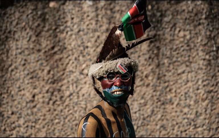 Un seguidor del equipo de futbol keniano Gor Mahia posa antes de un partido amistoso ante el equipo inglés Hull City, realizado en Nairobi. AFP/Y. Chiba