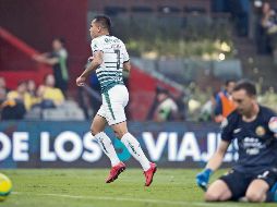 Jesús Isijara festeja el tanto con el que Santos sentenció su serie contra el América, mientras Agustín Marchesín ve cómo el esférico sale de su portería. MEXSPORT