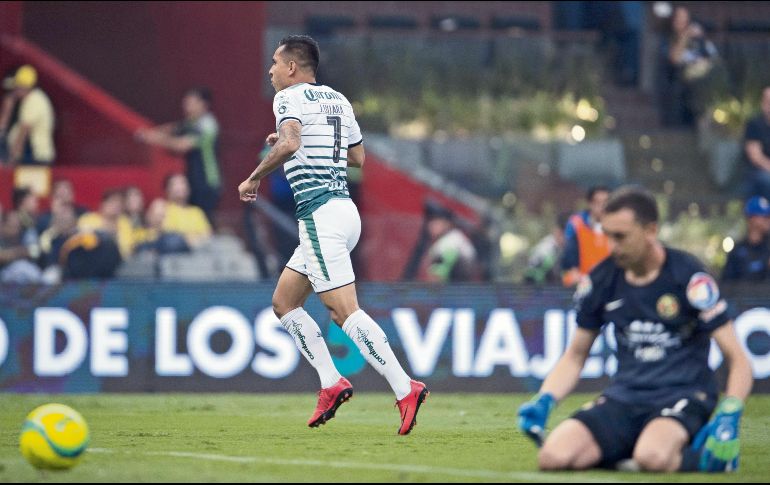 Jesús Isijara festeja el tanto con el que Santos sentenció su serie contra el América, mientras Agustín Marchesín ve cómo el esférico sale de su portería. MEXSPORT