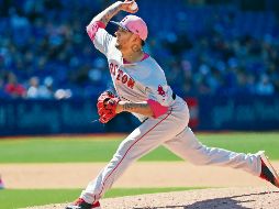 Paso perfecto. El mexicano Héctor Velázquez acumula cinco victorias sin derrotas en lo que va de la campaña en Grandes Ligas. AFP