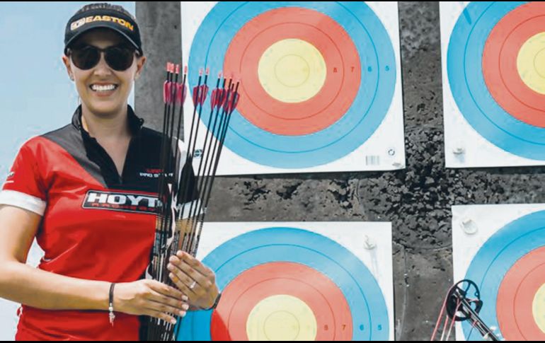 Histórico. Linda Ochoa posa junto a las dianas en las que implantó el récord del mundo ayer en Florida. ESPECIAL