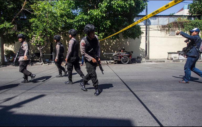 La acción tuvo lugar un día después de una serie de atentados coordinados contra tres iglesias del mismo poblado. EFE/F. Handoko