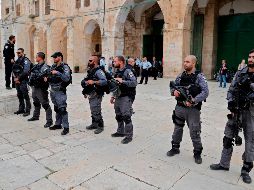 Además de las fuerzas policiales también se han desplegado voluntarios para mantener la seguridad en la ciudad. AFP/A. Gharabli