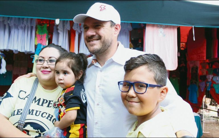 Abel Salgado caminó por la zona de lo que fue el “mercado bola”. ESPECIAL