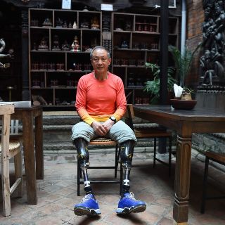 Un escalador chino amputado de ambas piernas corona el Everest