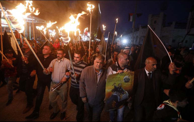 Enfrentamientos entre las fuerzas israelíes y manifestantes palestinos en la frontera entre la Franja de Gaza e Israel. EFE/A. Al Hashlamoun