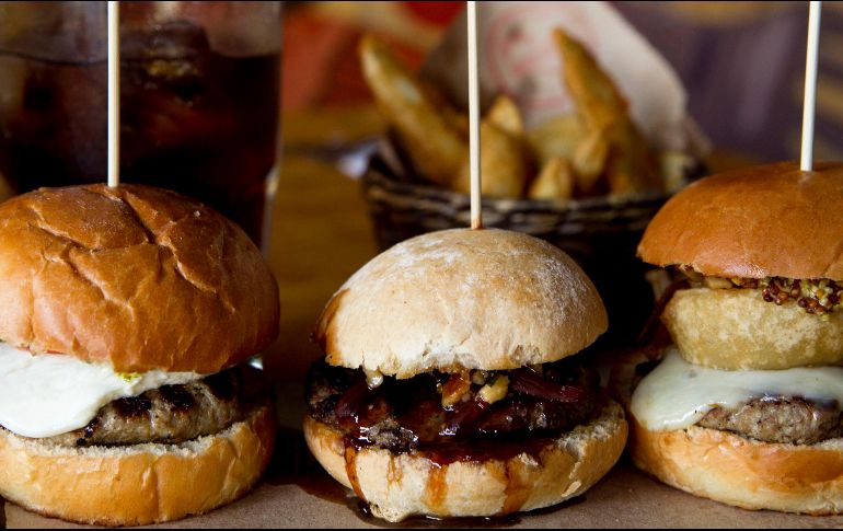 La mayoría de las grasas trans de nuestra alimentación provienen de alimentos procesados preparados con aceites vegetales parcialmente hidrogenados como las hamburguesas, las patatas fritas y los snacks. EL INFORMADOR / ARCHIVO