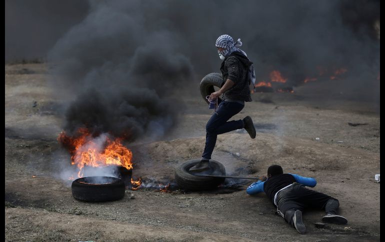 Los manifestantes incendiaron llantas, las cuales produjeron gruesas columnas de humo negro. AP/S. Scheiner
