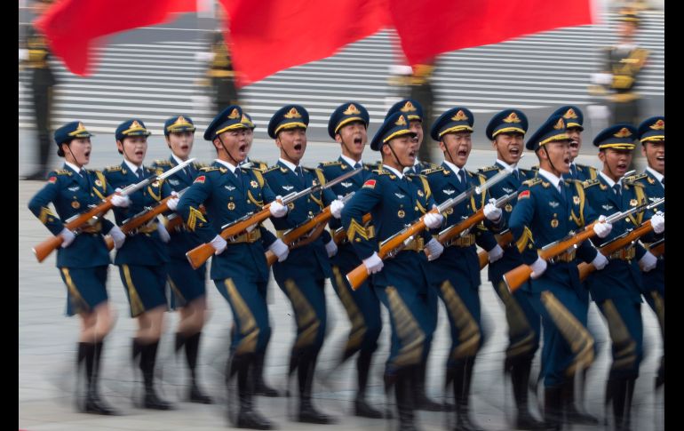 Integrantes de la guardia de honor china marchan afuera del Gran Salón del Pueblo en Pekín, previo a la ceremonia de bienvenida para el primer ministro de Trinidad y Tobago, Keith Rowley. AP/N. Han Guan