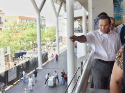 Eduardo Almaguer se reunió con locatarios del mercado Corona hoy, lunes 14 de mayo de 2018. TWITTER / @ealmaguerr