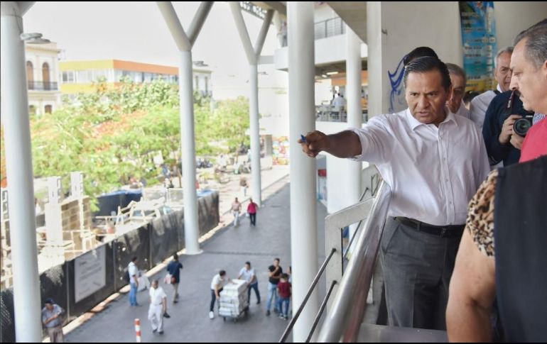 Eduardo Almaguer se reunió con locatarios del mercado Corona hoy, lunes 14 de mayo de 2018. TWITTER / @ealmaguerr