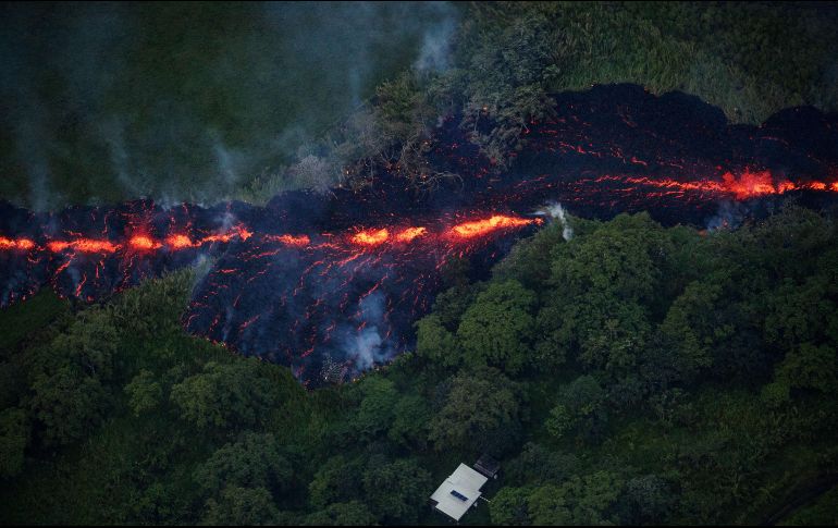 Cerca de dos millares de personas han sido evacuados y unas cuarenta casas y construcciones han sido destruidas por el volcán. EFE / B. Omori