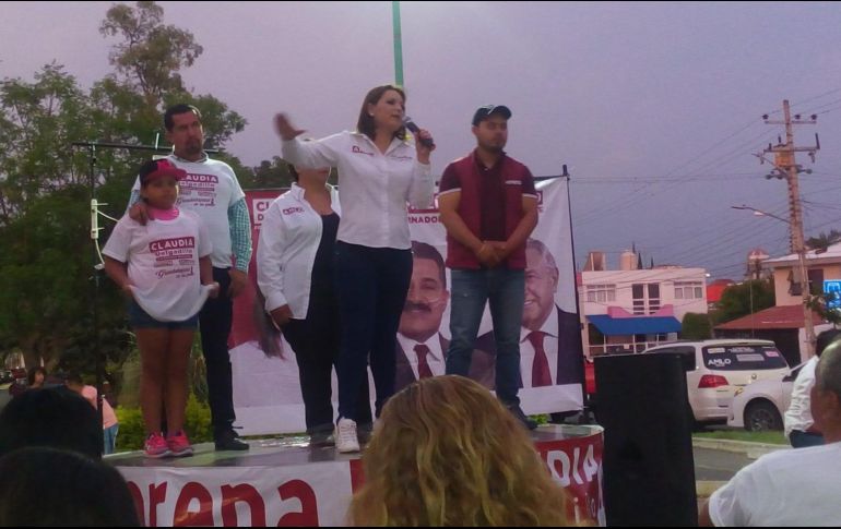 Delgadillo visitó la colonia Miravalle, donde escuchó los comentarios de sus habitantes. TWITTER / @ClauDelgadillo1