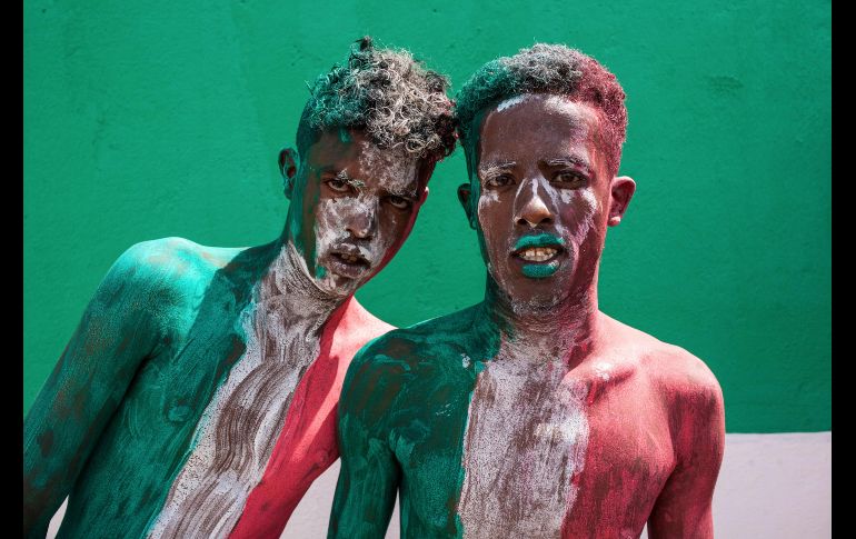 Hombres pintados con los colores de la bandera de Somalilandia participan en la celebración del 27 aniversario de la autodeclarada independencia de esta región al norte de Somalia. AFP / M. Saeed