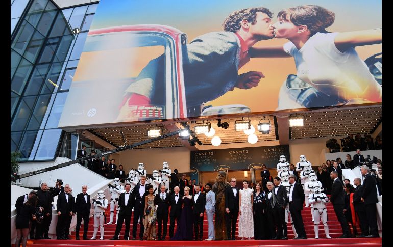 Los actores y actrices del esperado filme posan durante el estreno de la película. AFP / A. Pizzoli