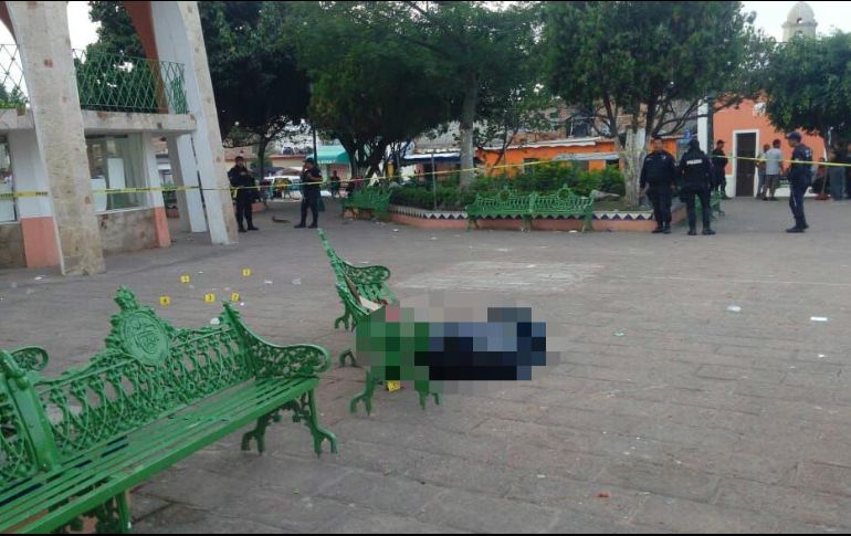 Junto al cuerpo se encontraron alrededor de seis casquillos de bala y junto sobre una banca dejaron un mensaje amenazante. ESPECIAL