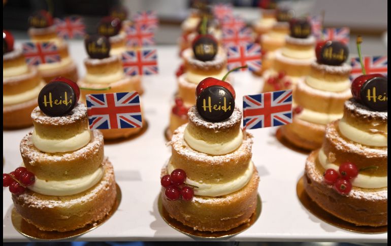 Pasteles temáticos de la boda entre el príncipe y la actriz estadounidense son vendidos en una tienda de Windsor. EFE/N. Hall