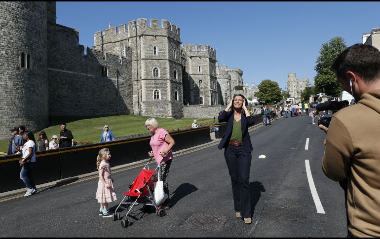 La ceremonia dará comienzo a las 12 hora local (6:00 am de México). Una periodista de una televisora francesa, Anne-Claire Coudray, trabaja afuera de una de las puertas del castillo. AFP/A. Dennis