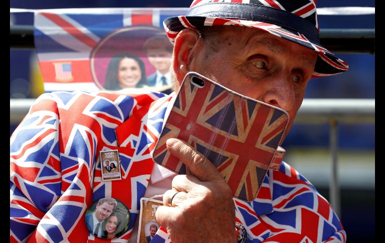 Un fan de la realeza británica se ve en una calle de Windsor. Tras la ceremonia, los novios recorrerán en carruaje lugares de la localidad de Windsor como Castle Hill, High Street, Sheet Street, Kings Road, Albert Road, Long Walk. AFP/A. Dennis