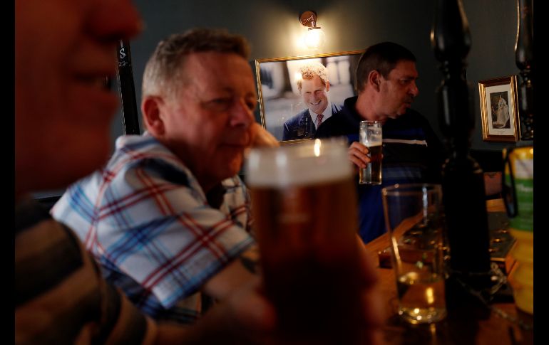 Un retrato del príncipe Enrique cuelga dentro de un bar llamado 