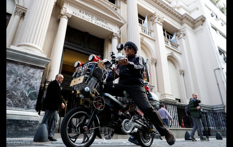 Un hombre participa en una protesta contra el acuerdo con el Fondo Monetario Internacional y la situación económica en Argentina, frente a la sede del Banco Central en Buenos Aires. EFE/D. Fernández