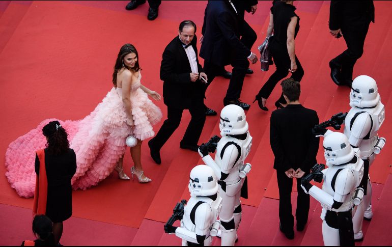 Los emblemáticos soldados del Imperio hicieron su aparición en el festival cinematográfico de Francia. EFE / I. Langsdon