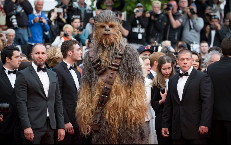 Los emblemáticos soldados del Imperio hicieron su aparición en el festival cinematográfico de Francia. EFE / I. Langsdon