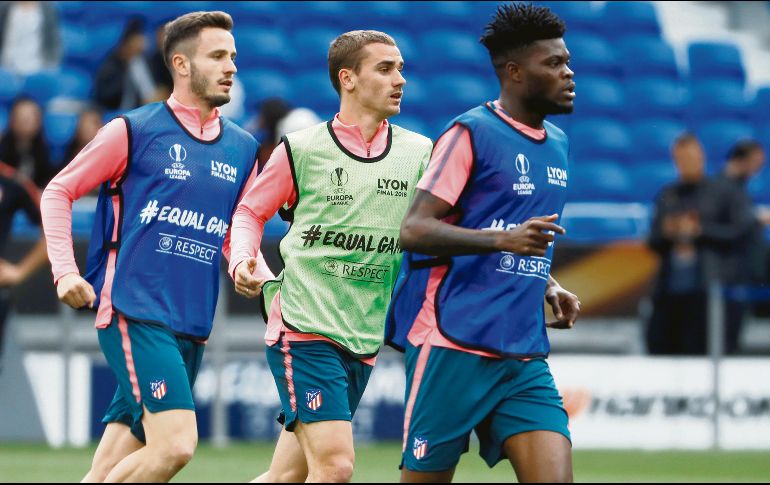 Saúl Ñíguez (izquierda), Antoine Griezmann (centro), Thomas Partey (derecha) y compañía, deberán frenar al volante Dimitri Payet si es que quiere derrotar al Marsella, señala Diego Simeone. EFE