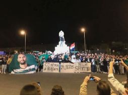indignación. Seguidores del Sporting de Lisboa expresaron su enojo en una protesta por la agresión al equipo. TWITTER/@sporting_cp